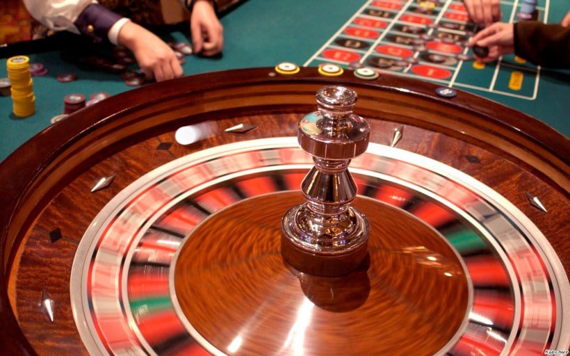 21n တိုက်ရိုက် ကာစီနို တွင် Real Dealer နှင့် Baccarat ကစားနေသောပုံ