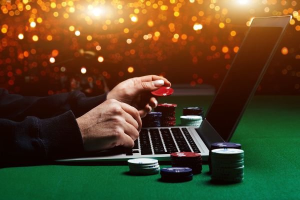 21n Mobile APP ဖြင့် Esports နှင့် Sportsbook လောင်းကစားနေသောပုံ